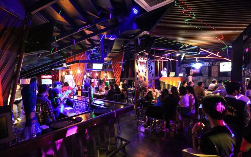 Bar phục vụ đa dạng đồ uống trong không gian âm nhạc sôi động