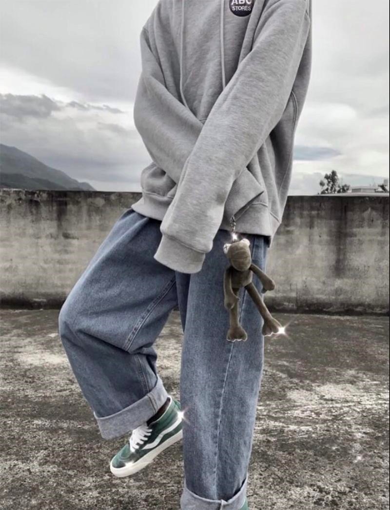 Quần jean nam ống rộng phối cùng Sweater rất cá tính và hợp thời.