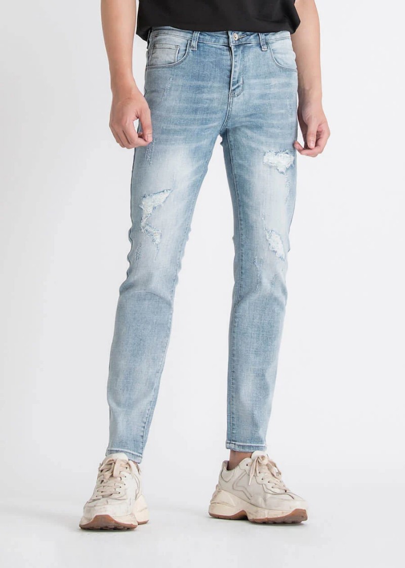 Slim-fit jeans có dáng ôm vừa vặn và thoải mái hơn skinny jeans