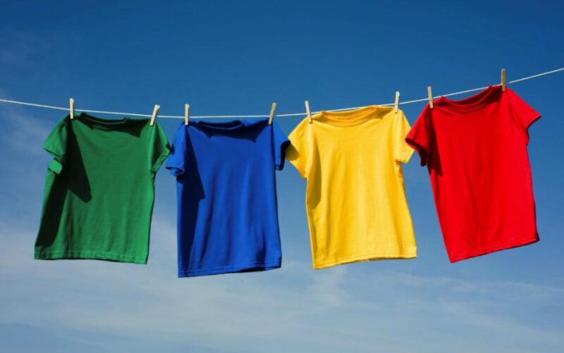 Phơi quần áo trực tiếp dưới ánh nắng là cách phổ biến và hiệu quả.